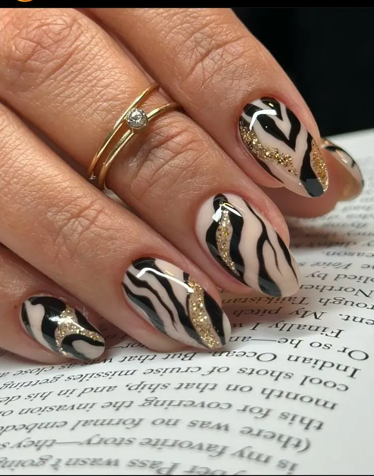 15 новинок у літньому дизайні нігтів для жінок після 60 років