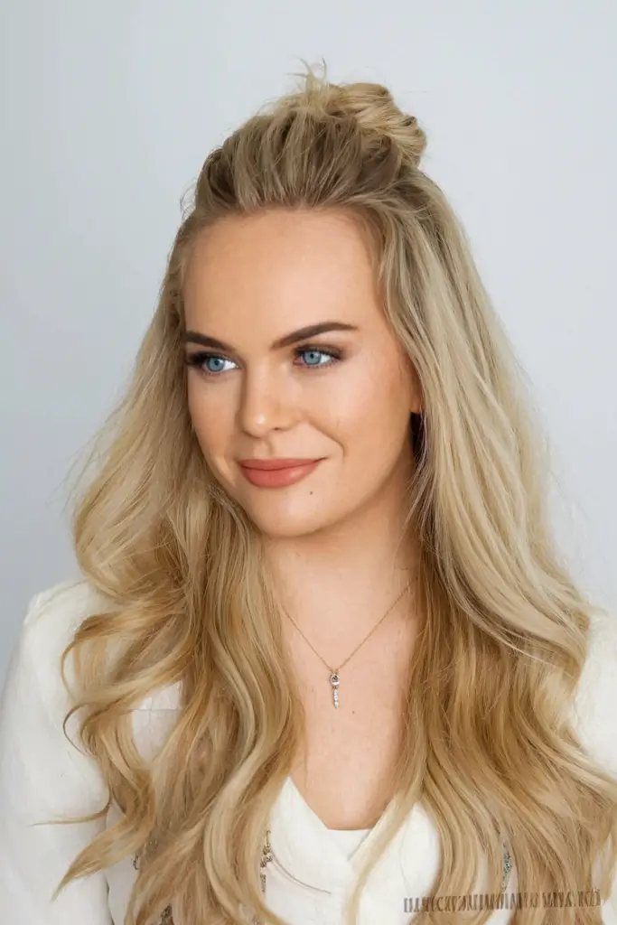 Зачіски для відпустки на літо 2025: 19 модних ідей