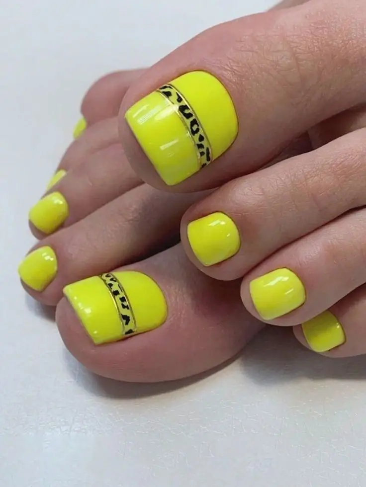 Модный летний дизайн для педикюра 2025: 20 лучших идей