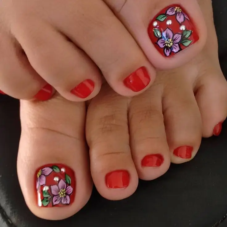 Красный педикюр на лето 2025: 15 стильных идей, которые стоит попробовать