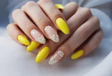 15 найкращих ідей для літнього жовтого манікюру 2025