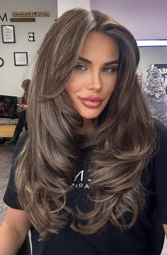 20 модных летних оттенков для тёмных волос, которые будут в тренде в 2025 году