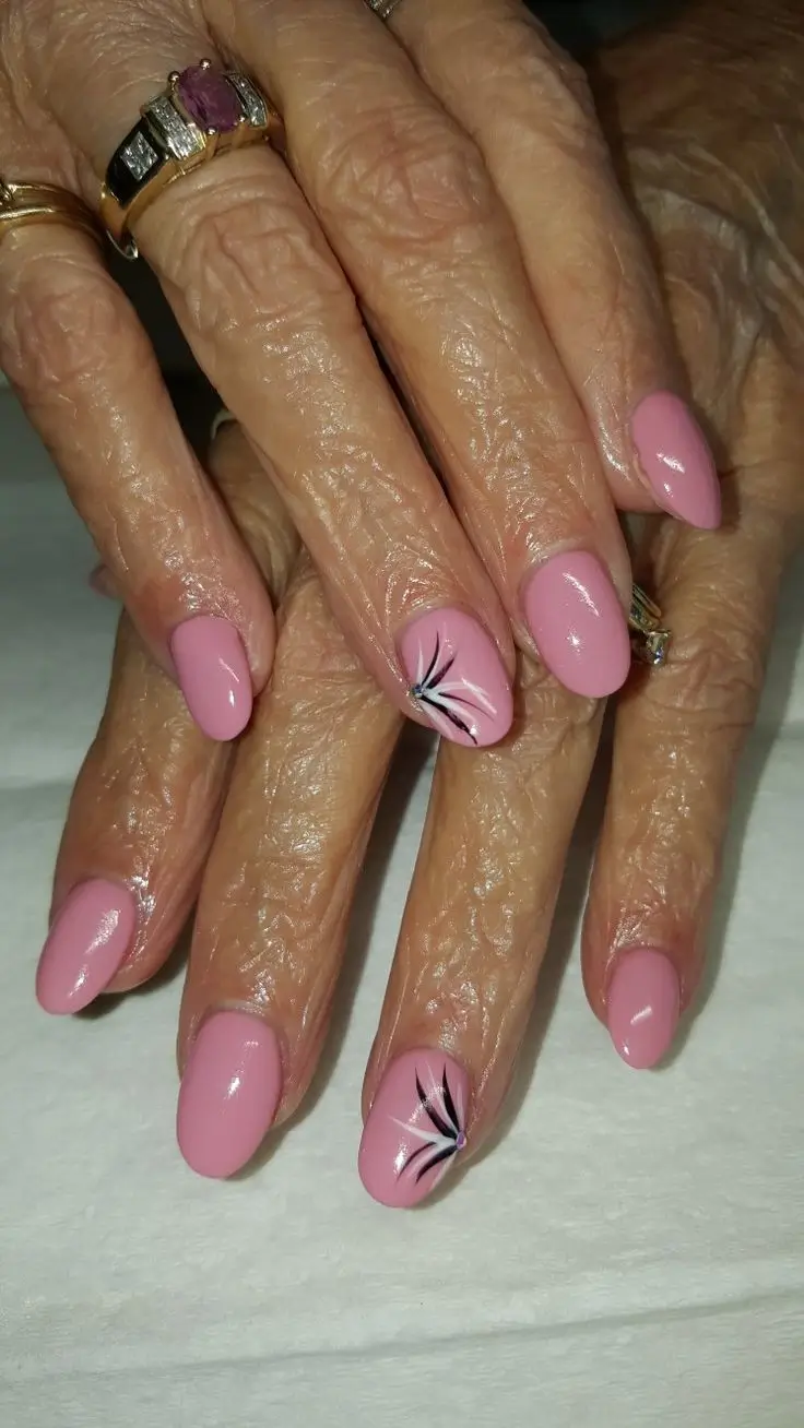 15 новинок у літньому дизайні нігтів для жінок після 60 років