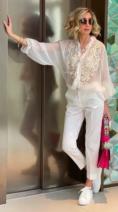 Что надеть после 50 лет летом 2025: 15 стильных образов для женщин