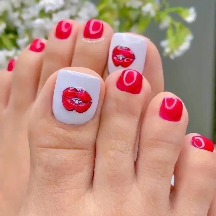 Трендовий червоний педикюр на літо 2025: 15 модних ідей