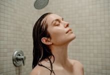 Девушка моет голову