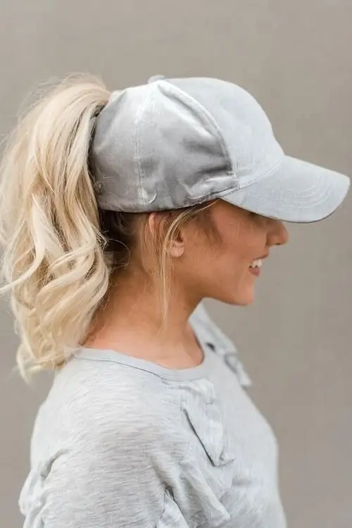 Лучшие идеи причесок под кепку: топ-15 трендов лета 2025