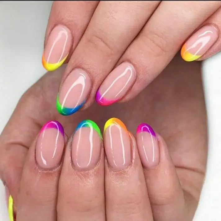 Трендовый летний френч 2025 на короткие ногти — 20 свежих идей