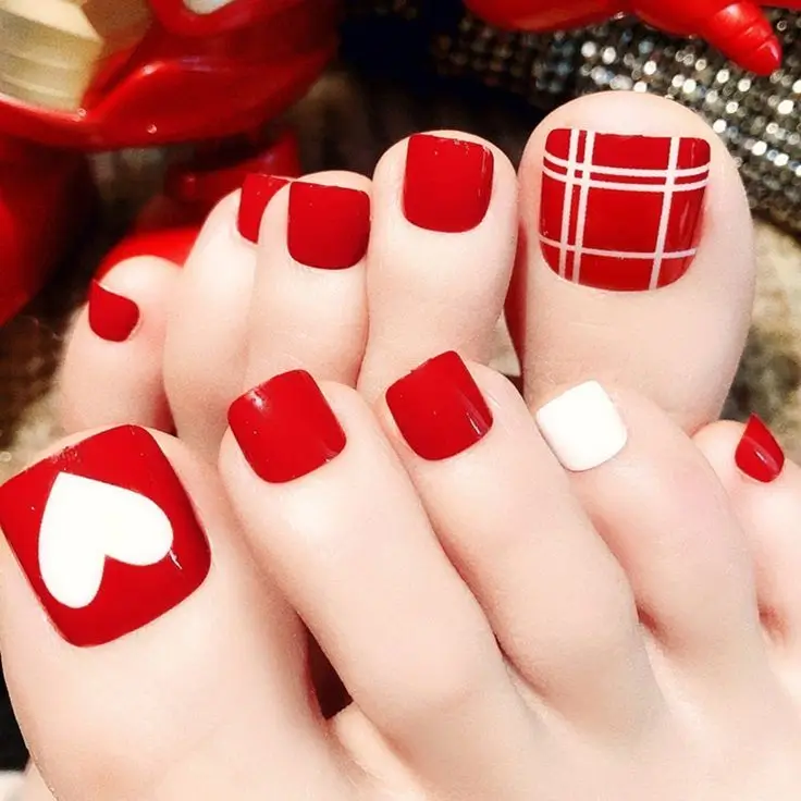 Красный педикюр на лето 2025: 15 стильных идей, которые стоит попробовать