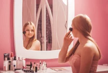 Дівчина наносить мейк