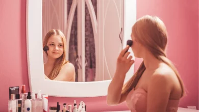 Дівчина наносить мейк