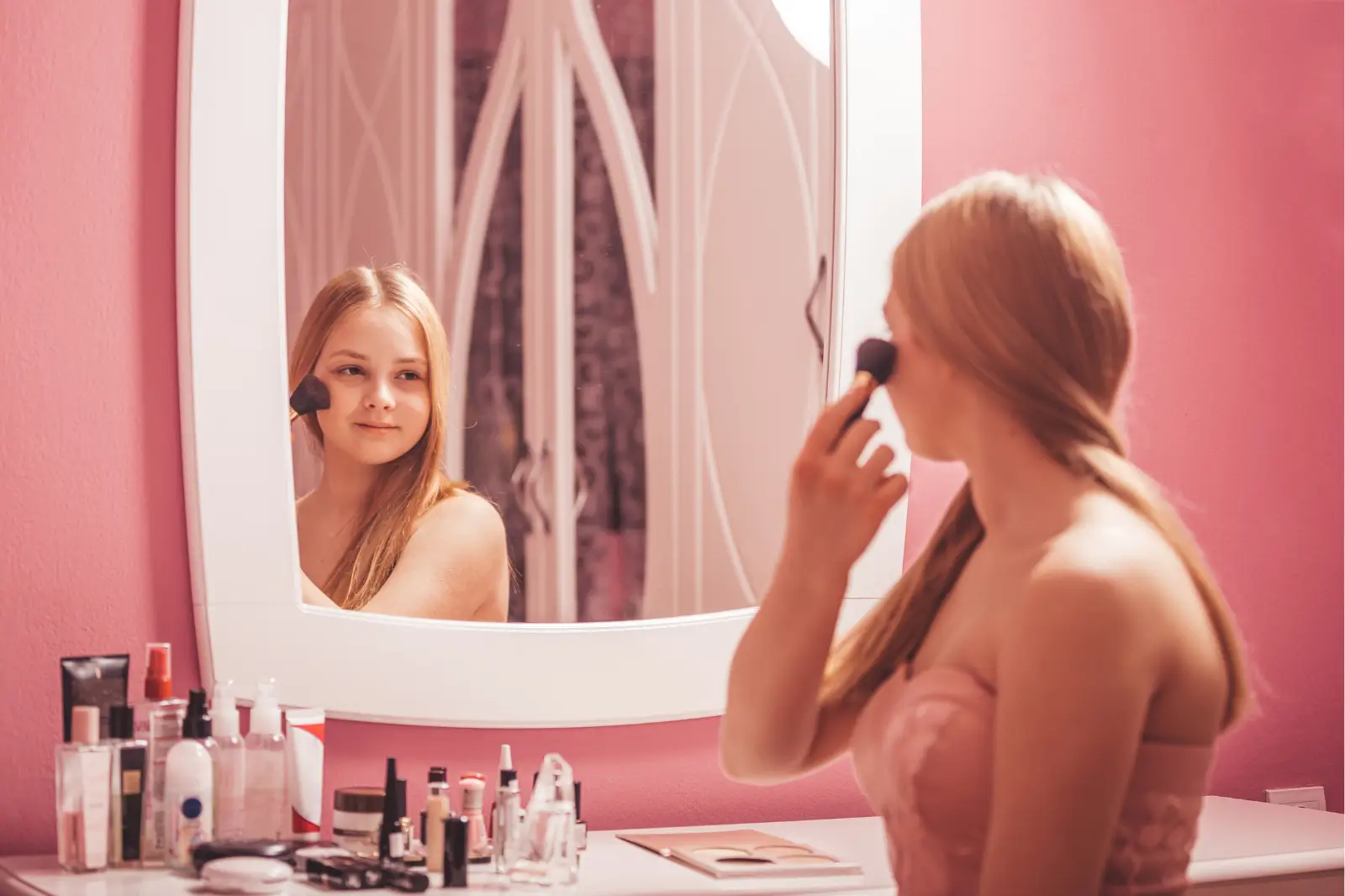 Дівчина наносить мейк