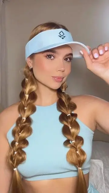 Топ-15 зачісок під кепку: найкращі ідеї на літо 2025