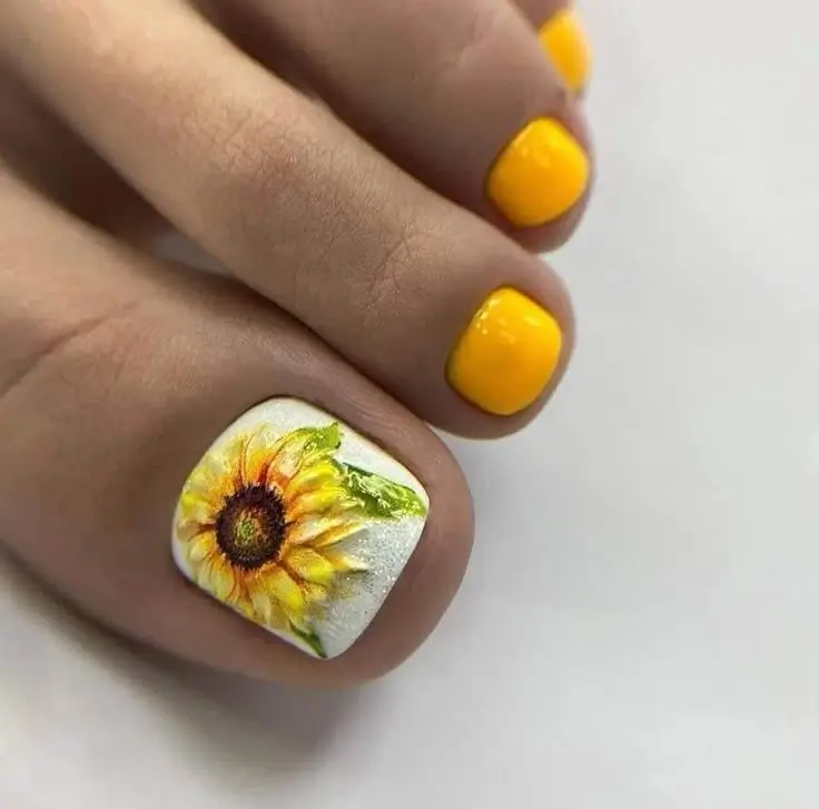 Модный летний дизайн для педикюра 2025: 20 лучших идей