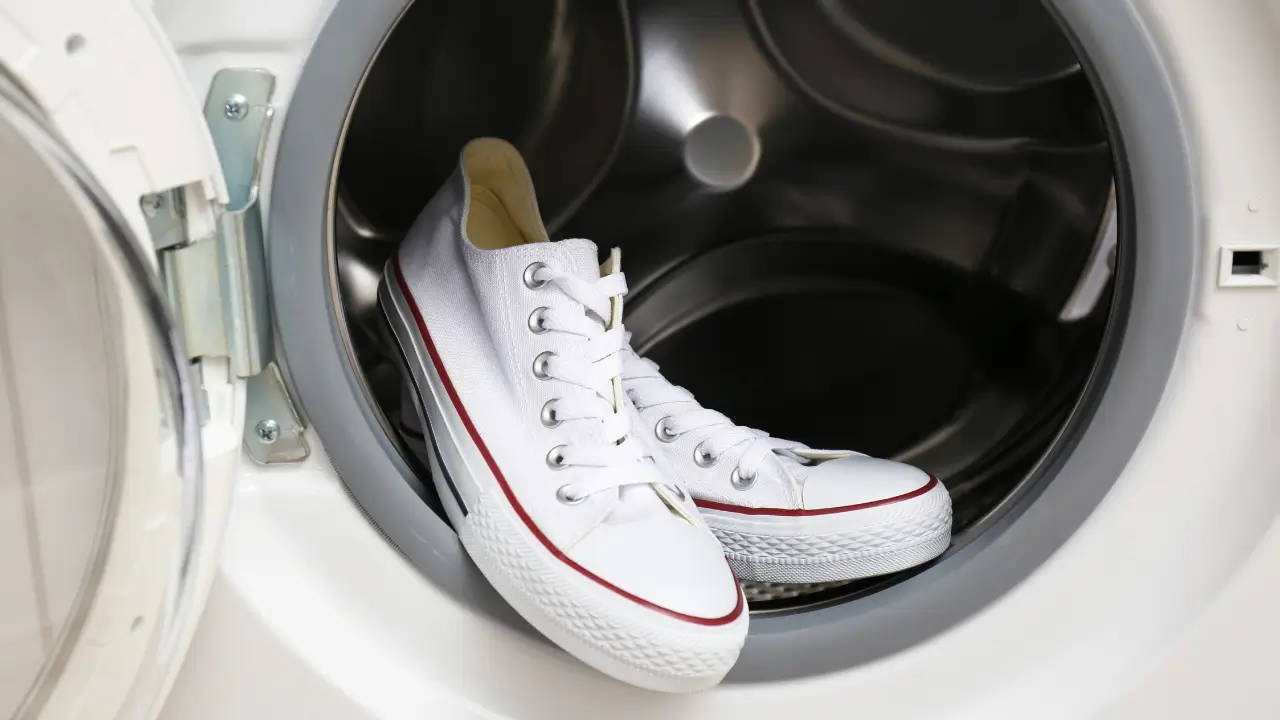 Как стирать обувь в машинке — делюсь своим методом