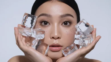 Дівчина робить масаж льодом