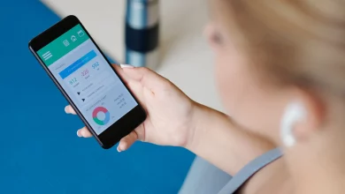 Дівчина дивиться на телефоні скільки калорій спалила