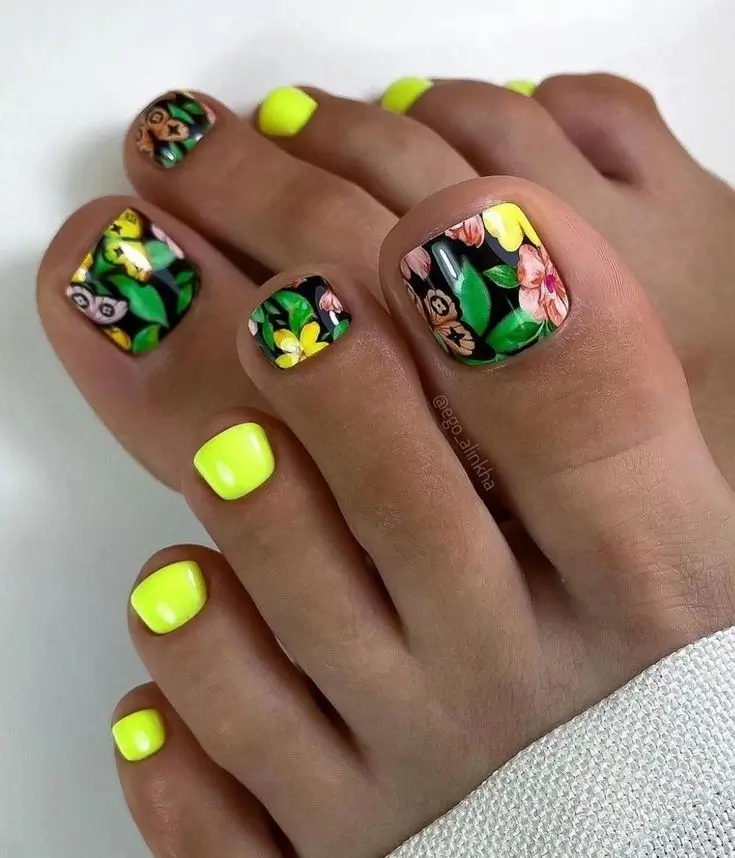 Модный летний дизайн для педикюра 2025: 20 лучших идей