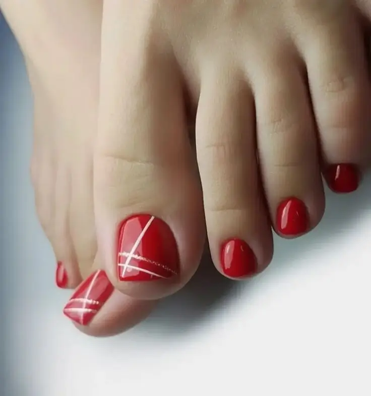 Трендовий червоний педикюр на літо 2025: 15 модних ідей