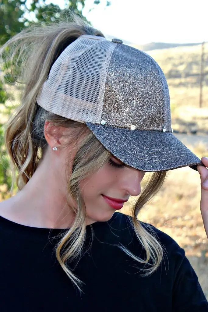 Лучшие идеи причесок под кепку: топ-15 трендов лета 2025