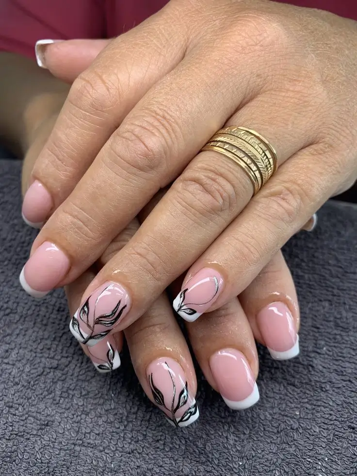 15 новинок у літньому дизайні нігтів для жінок після 60 років