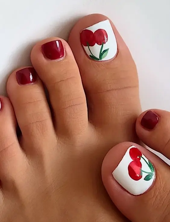 Красный педикюр на лето 2025: 15 стильных идей, которые стоит попробовать