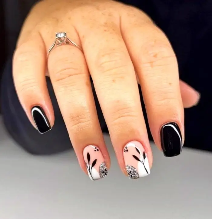 15 новинок у літньому дизайні нігтів для жінок після 60 років