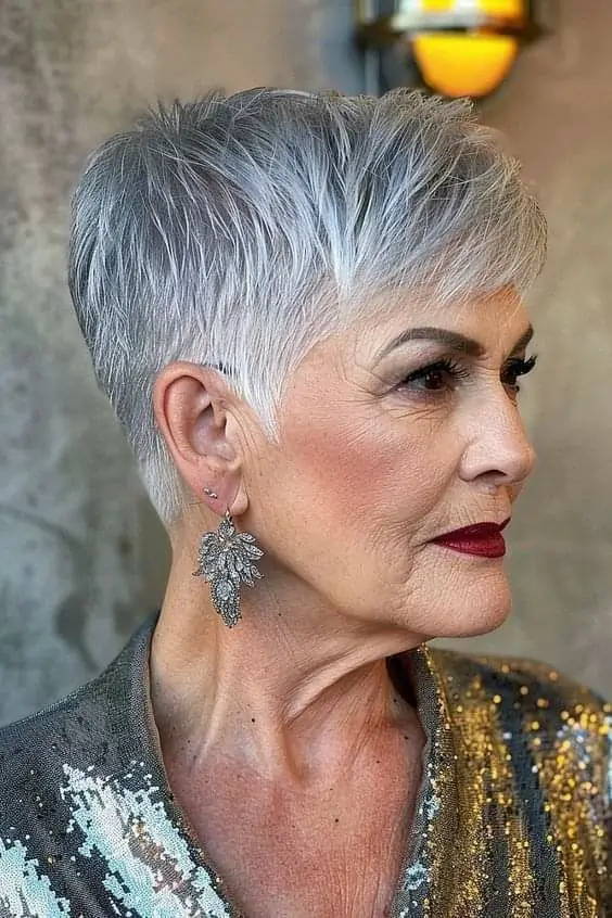 Летние стрижки, которые подчеркивают благородство седины: 15 стильных идей