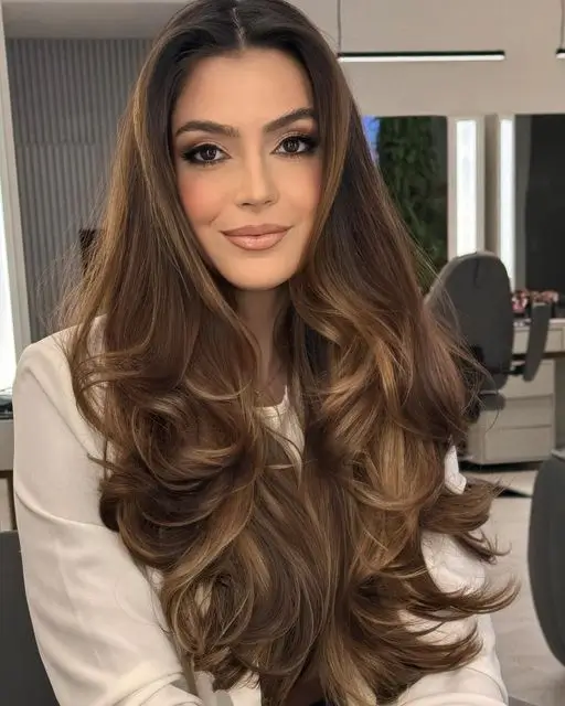 20 модных летних оттенков для тёмных волос, которые будут в тренде в 2025 году