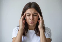 Дівчина дуже сильно думає