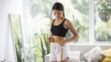 Дівчина дивиться об'єми талії