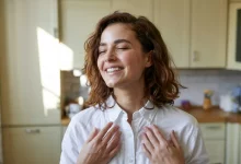 Девушка радуется