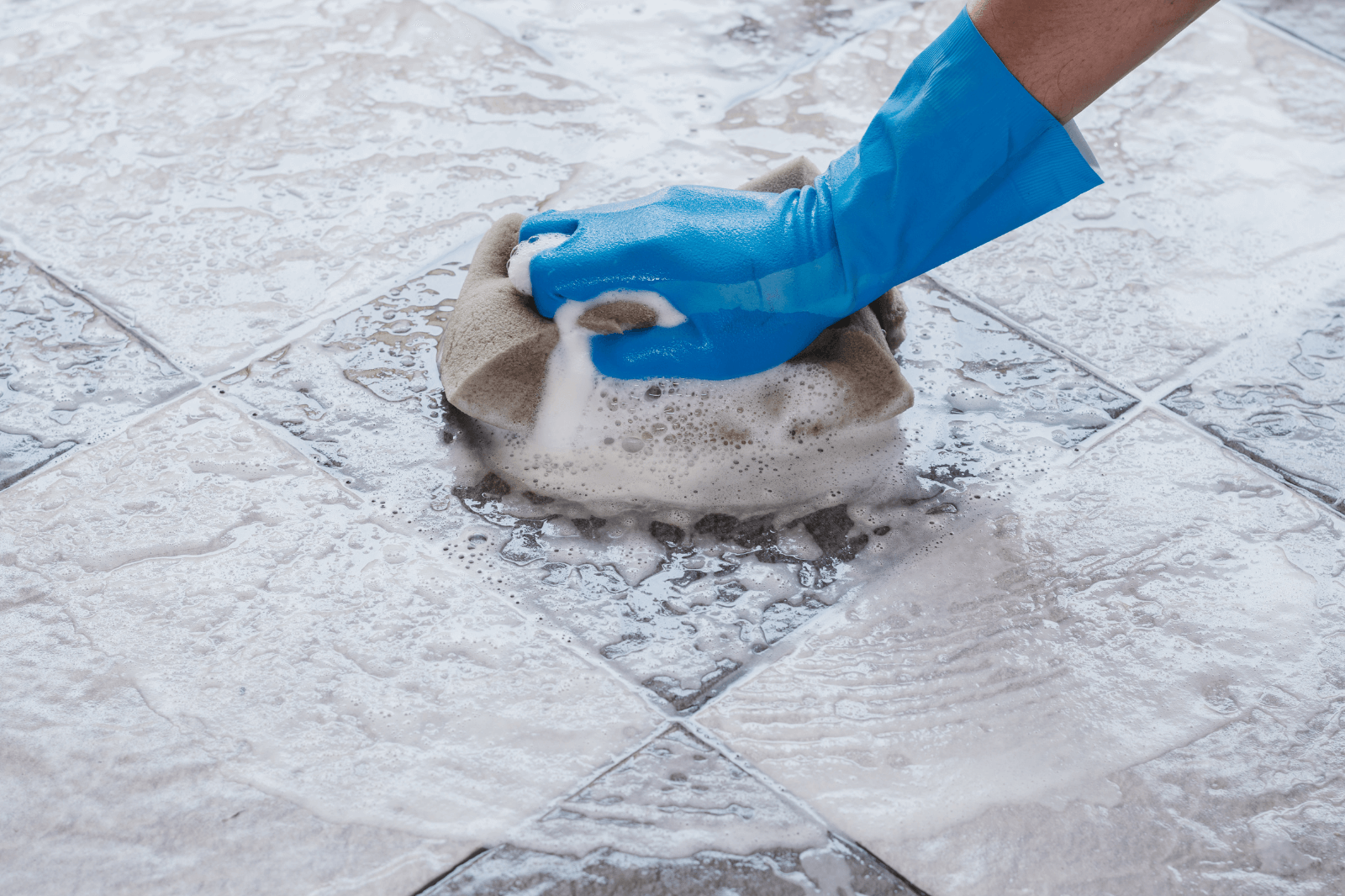 Человек моет плитку