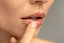 Девушка касается ухоженных губ