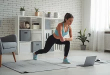 Девушка выполняет комплекс спортивных упражнений перед ноутбуком