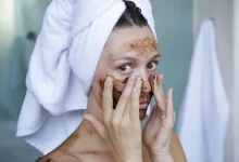 Девушка наносит скраб