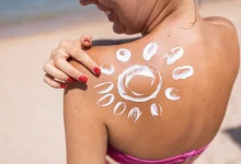 Девушка нанесла лосьен на кожу в форме солнца