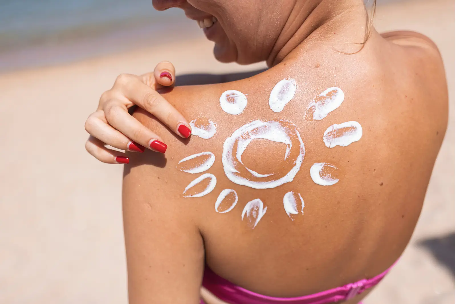 Девушка нанесла лосьен на кожу в форме солнца