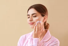 Девушка втирает крем в лицо