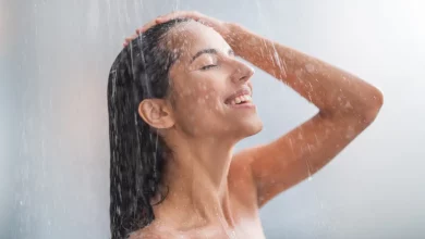 Дівчина приймає контрастний душ