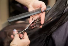 Дівчині підрізнають волосся