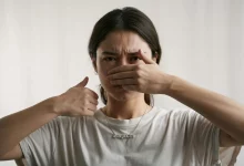 Девушка чувствует запах пота