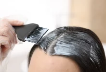 Дівчина фарбує волосся