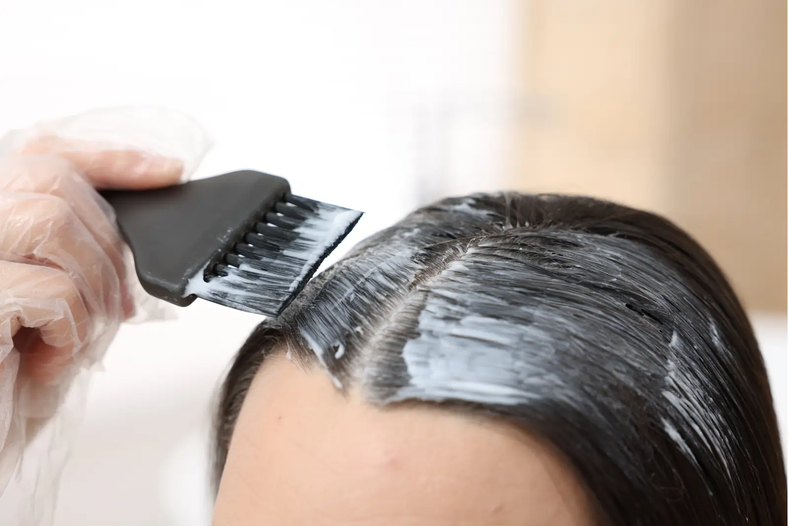 Дівчина фарбує волосся