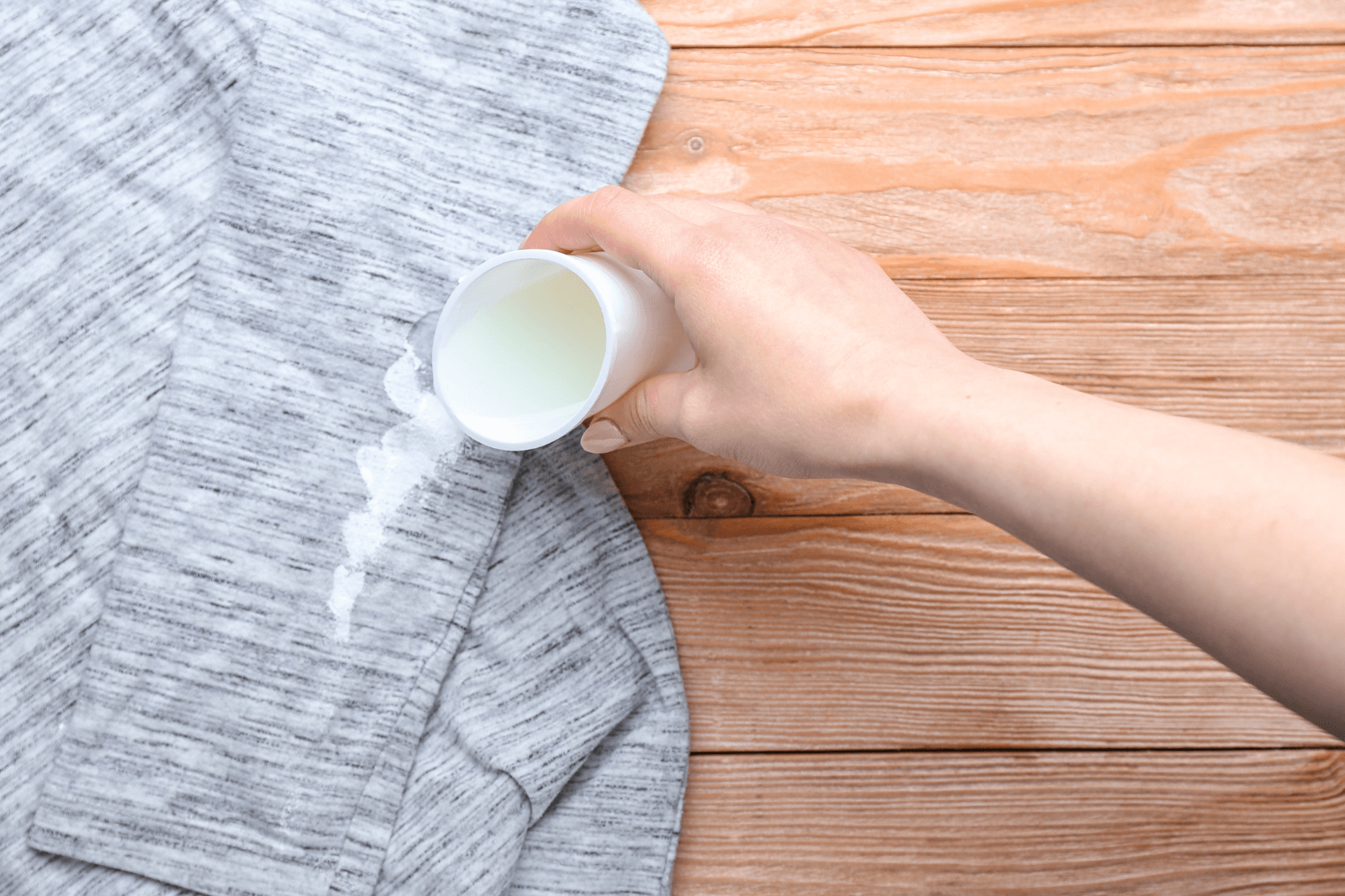 Молотый аспирин сыпят на пятно на рубашке