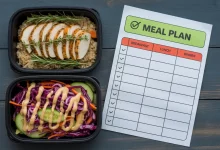 План питания в блокноте и 2 контейнера с едой