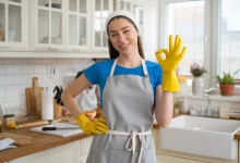 Девушка показывает рукой жест 