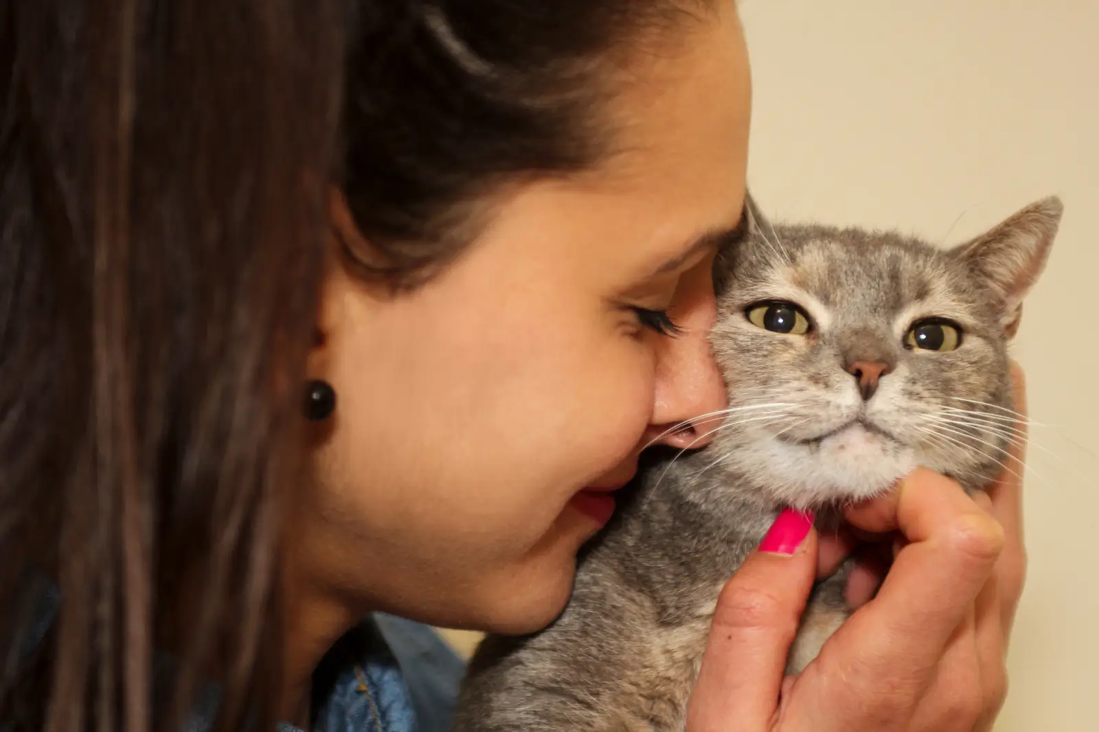 Дівчина обіймає кота