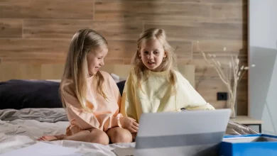 Девочки играются