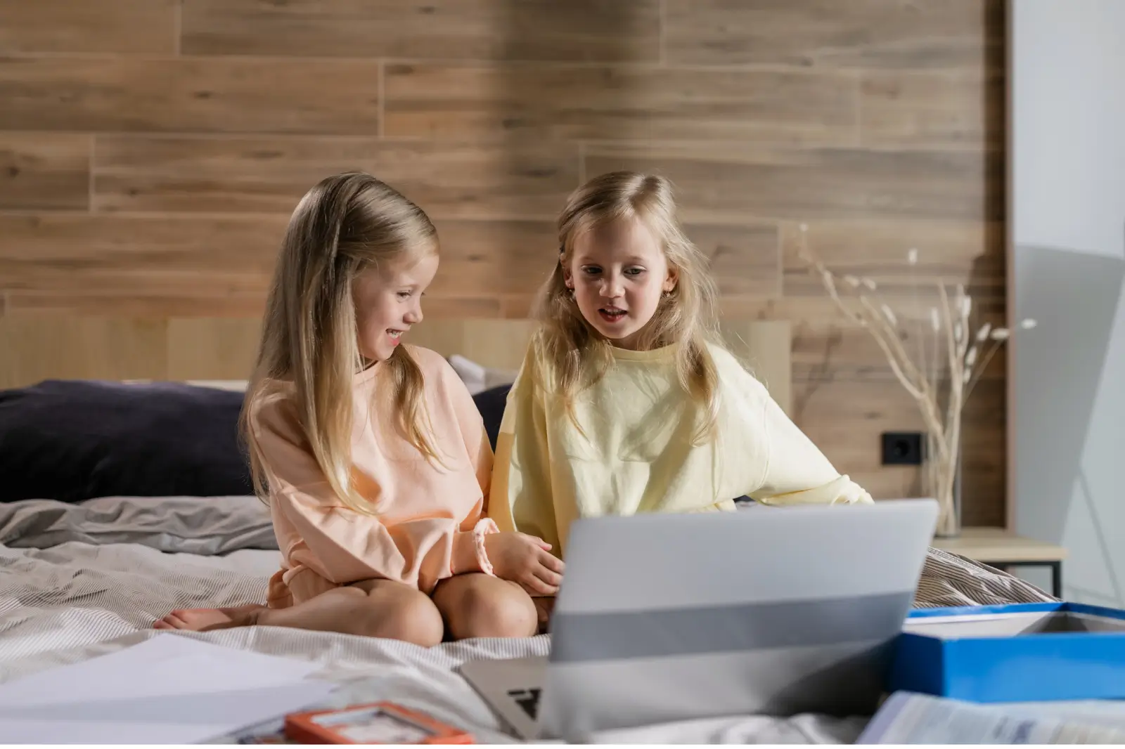 Девочки играются